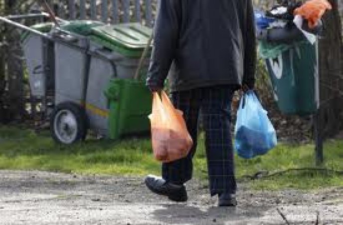 plastpokamadurinn-688x451