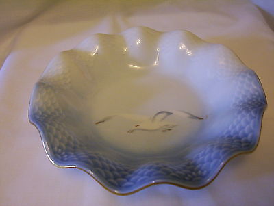 bing-grondahl-porcelain-ruffle-rim-bowl-blue-white-seagull-decoration-1060b2c274b945ad21840c229f898db1
