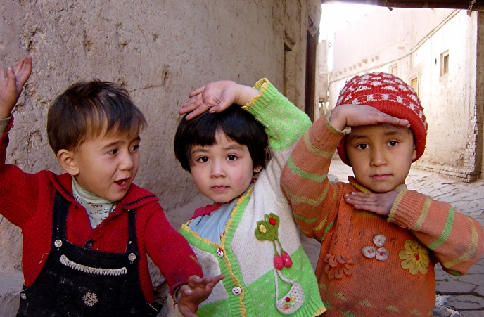 Uighur börn að leik í gamla bænum í Kashgar í China. (Mynd Sherpas 428, Flickr)